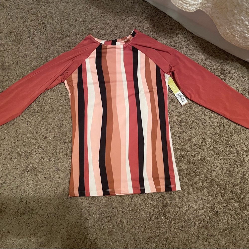 BRAND NEW SEEA RASH GUARD (L) AND REVERSIBLE BOTTOMS (M)